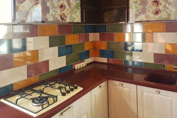 Кухня в гранатовых цветах