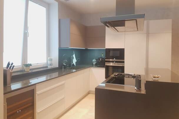 Кухня з 2-ма зонами острова