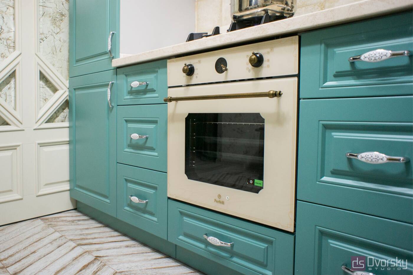 П - образные кухни Кухня с фрезерованными классическими фасадами - Фото № 1