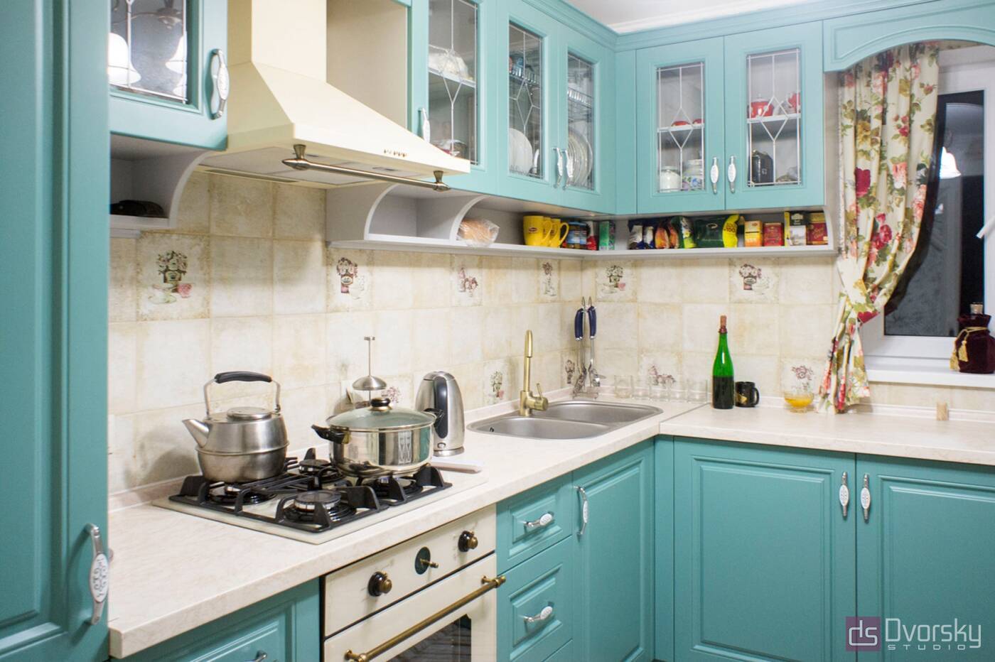 П - образные кухни Кухня с фрезерованными классическими фасадами - Фото № 2