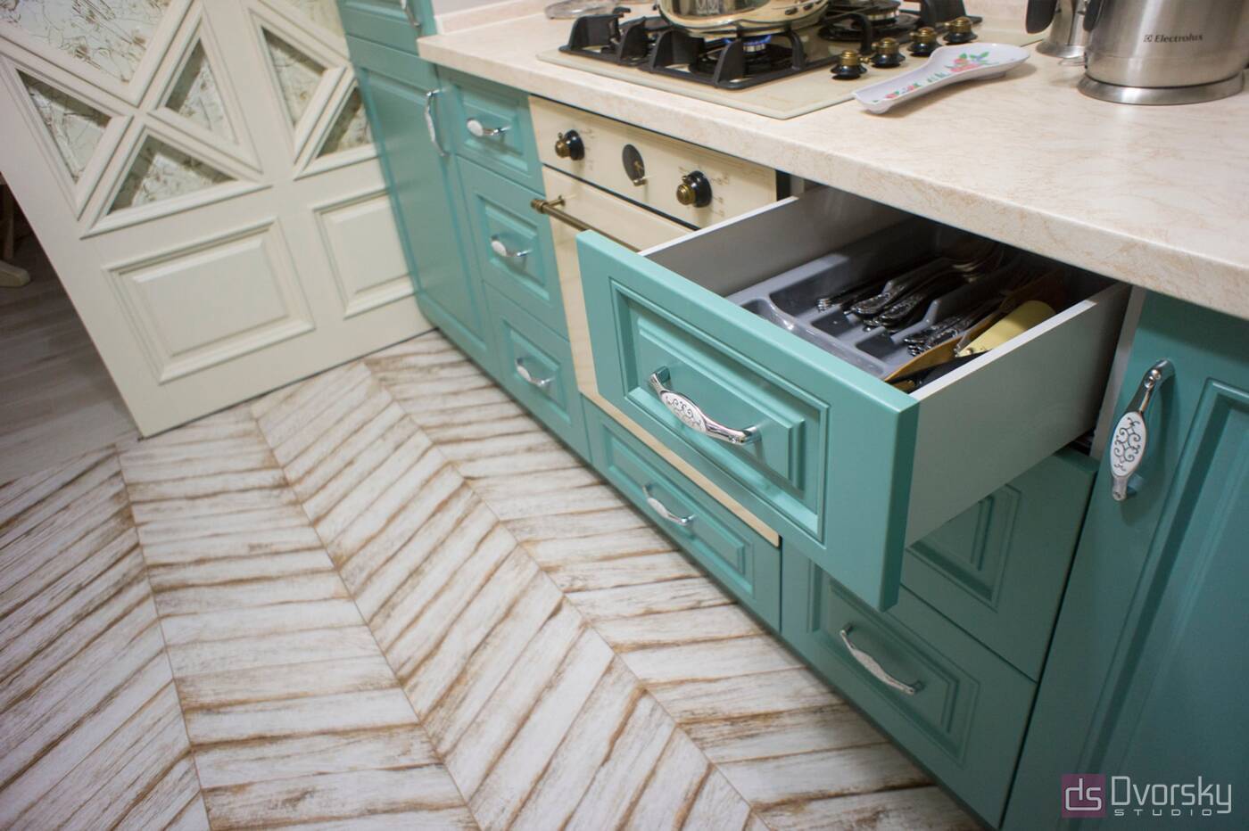 П - образные кухни Кухня с фрезерованными классическими фасадами - Фото № 3