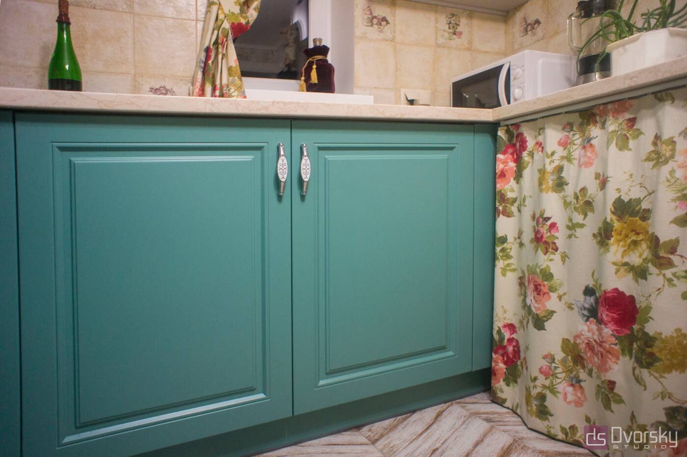 П - образные кухни Кухня с фрезерованными классическими фасадами - Фото № 4