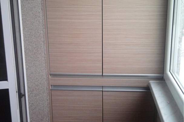 Балкон з гладкою шафою