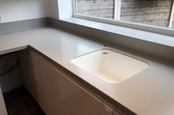 Сіра стільниця з каменю