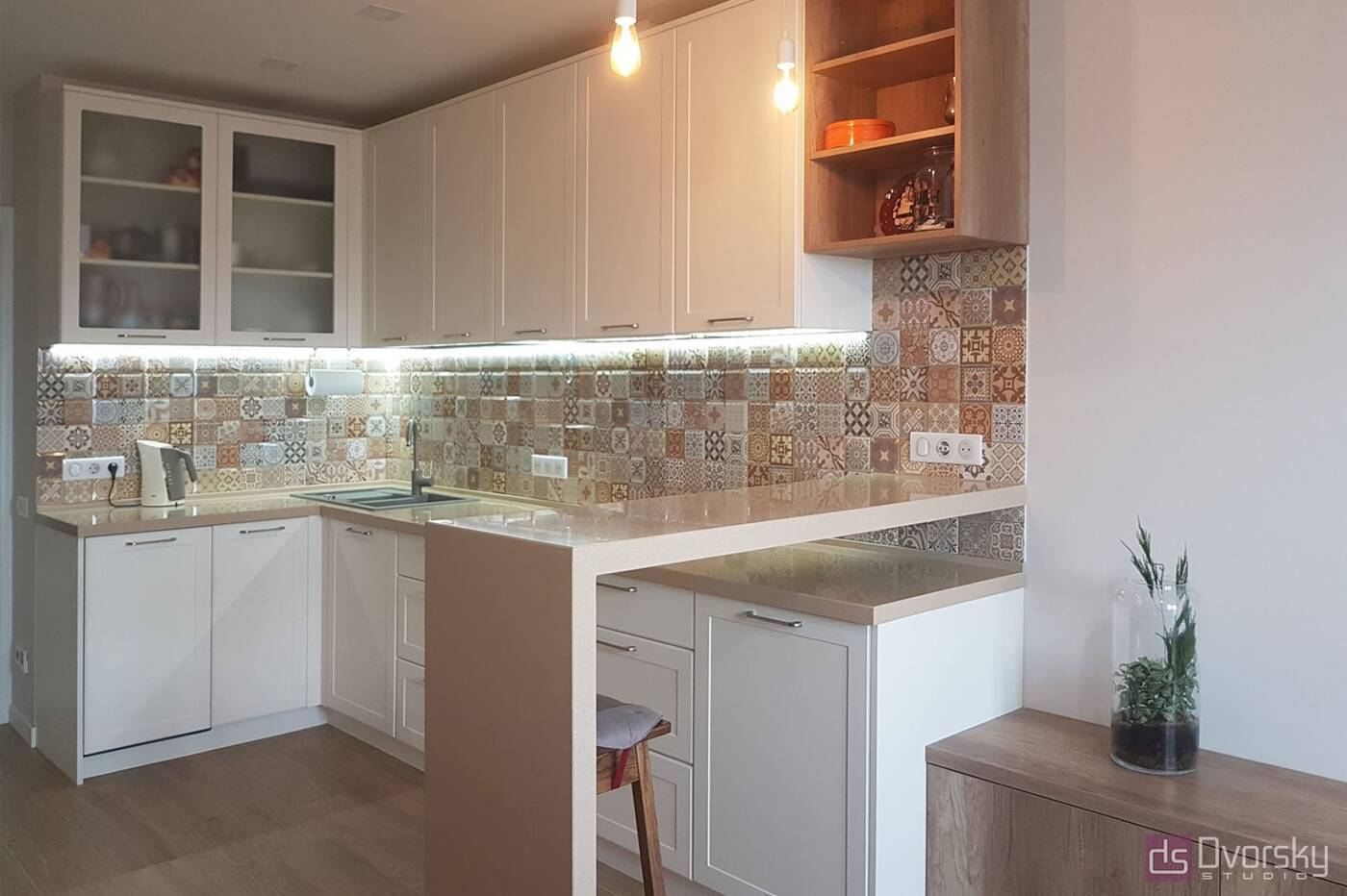 П - образные кухни Кухня в кремовых тонах - Фото № 1