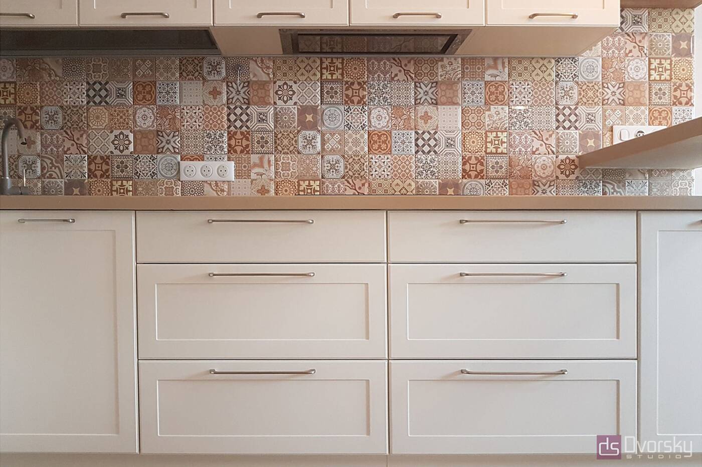 П - образные кухни Кухня в кремовых тонах - Фото № 2