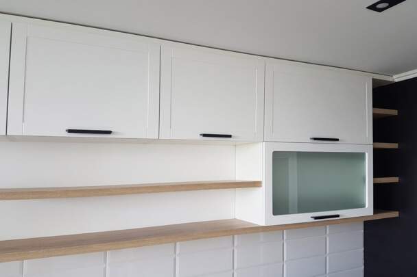 Біла кухня з фрезеруванням