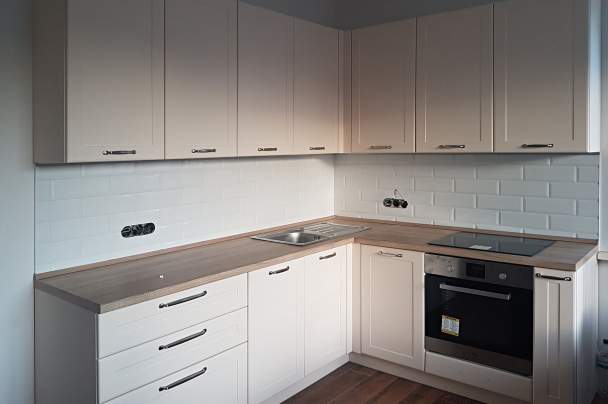 Світло-бежева кухня