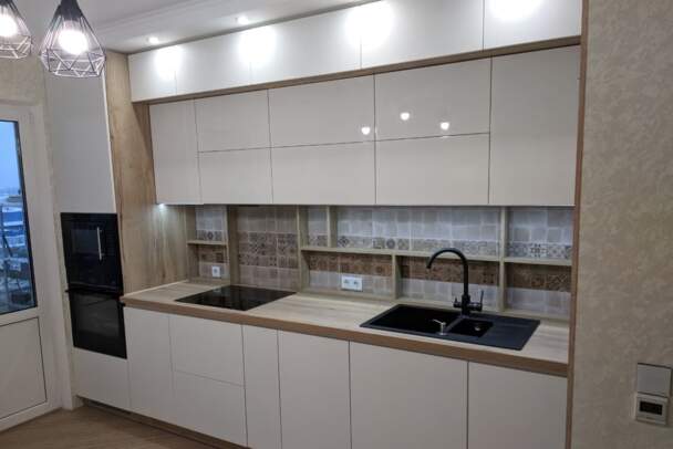 Кухня с полками на фартуке