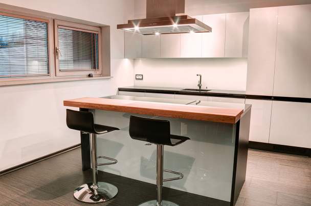 Кухня с островной барной стойкой