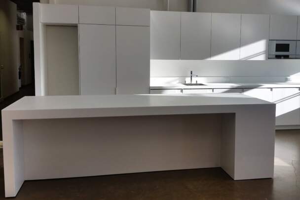 Біла острівна кухня