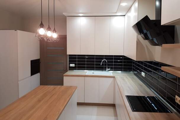 Острівна кухня з чорною плиткою