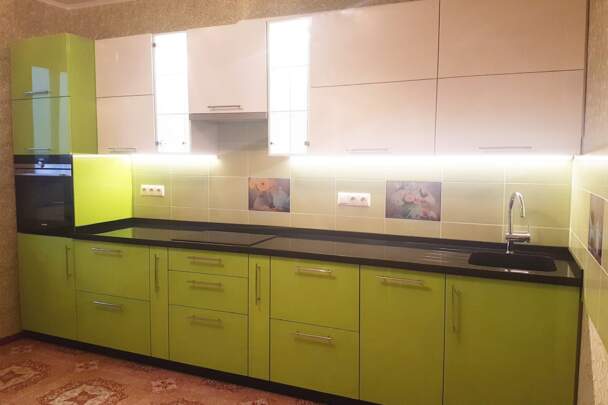 Салатово-чорна кухня