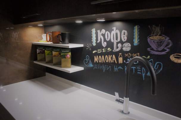 Кухня з графітової панеллю