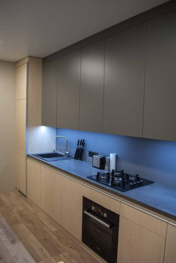 Кухня з фарбованим фартухом