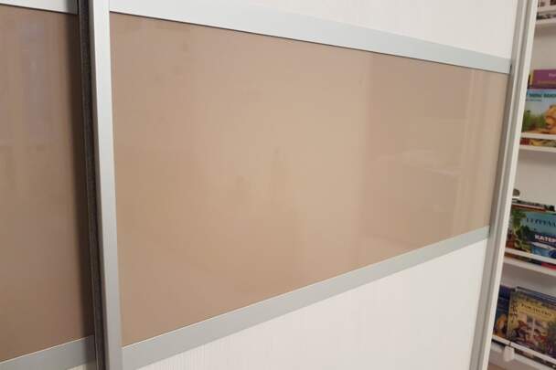 Шафа купе з горизонтальною вставкою