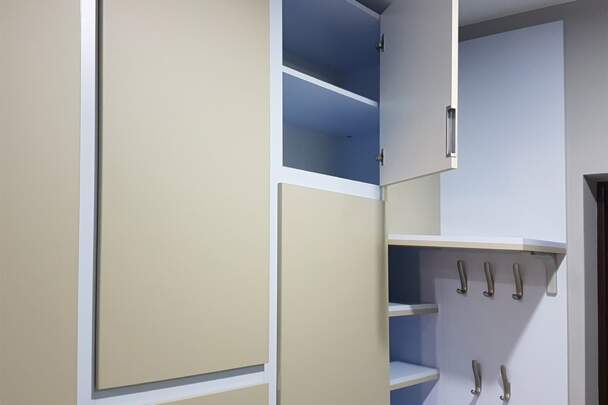 Шафа розпашна з прихованими ручками