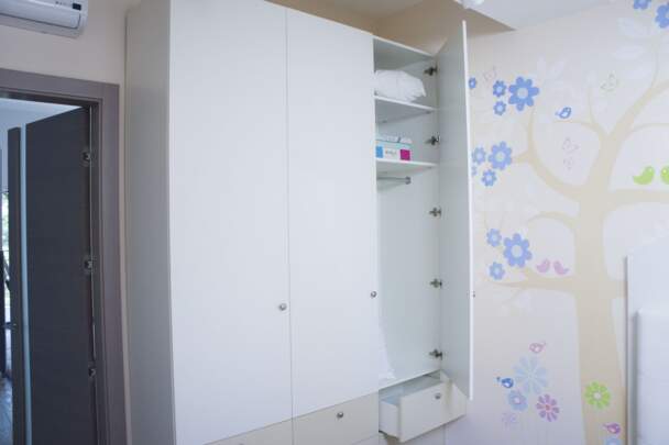 Шафа розпашна для спальні