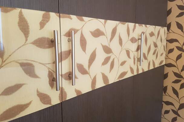 Дизайнерська розпашна шафа